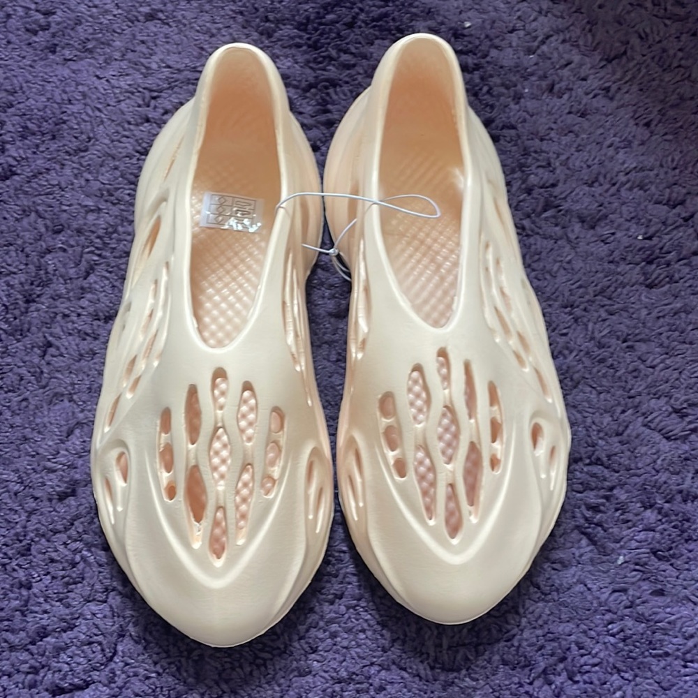 New Beige White Women’s Size 7 Foam Shoes